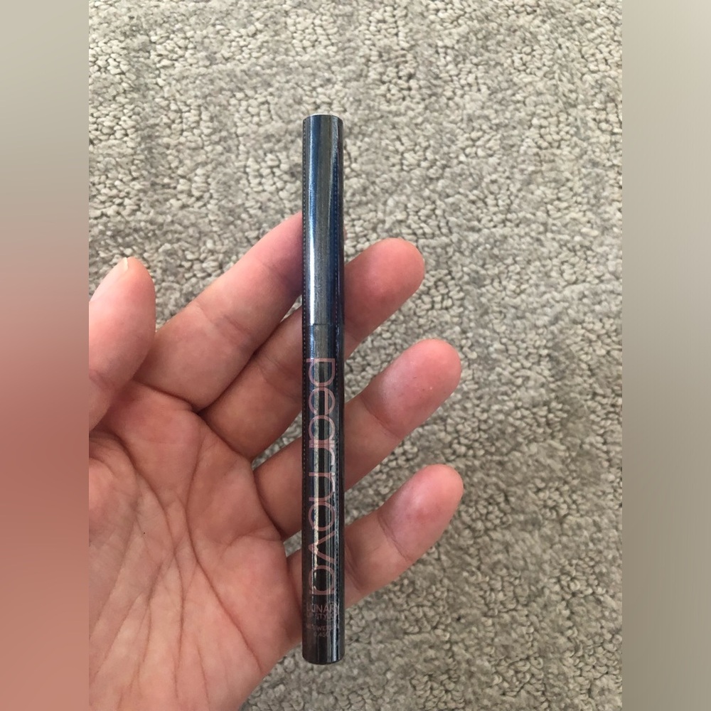 Pear Nova in FALLING STAR 0.45g lunar lip stylo (sealed)